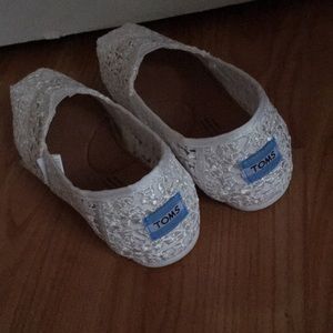 Size 6 women’s lace white Toms